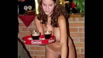 Chicas hermosas desnudas sirviendo licor en bar video